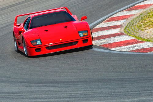 Ferrari F40, supercar des années 1980, sur une piste de course