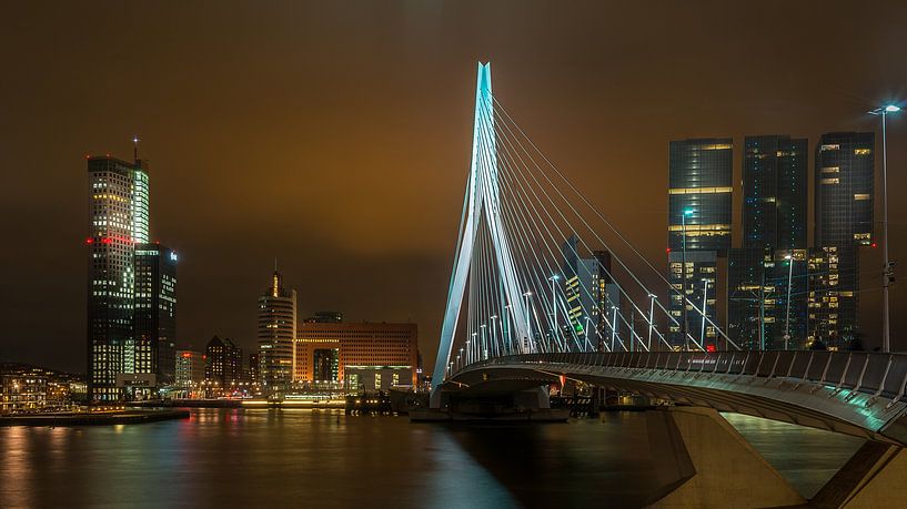 Erasmusbrücke mit De Rotterdam von Mark De Rooij
