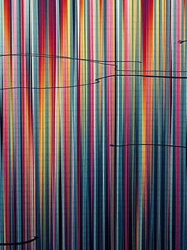 Chromatische Kaskade: Gewebte Vertikalität mit melodischen schwarzen Gesten