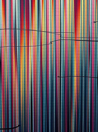 Chromatische cascade: Geweven verticaliteit met melodische zwarte gebaren