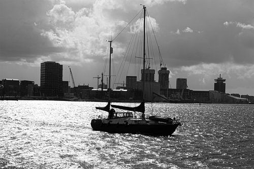 Uitzicht op het IJ en Centraal station Amsterdam