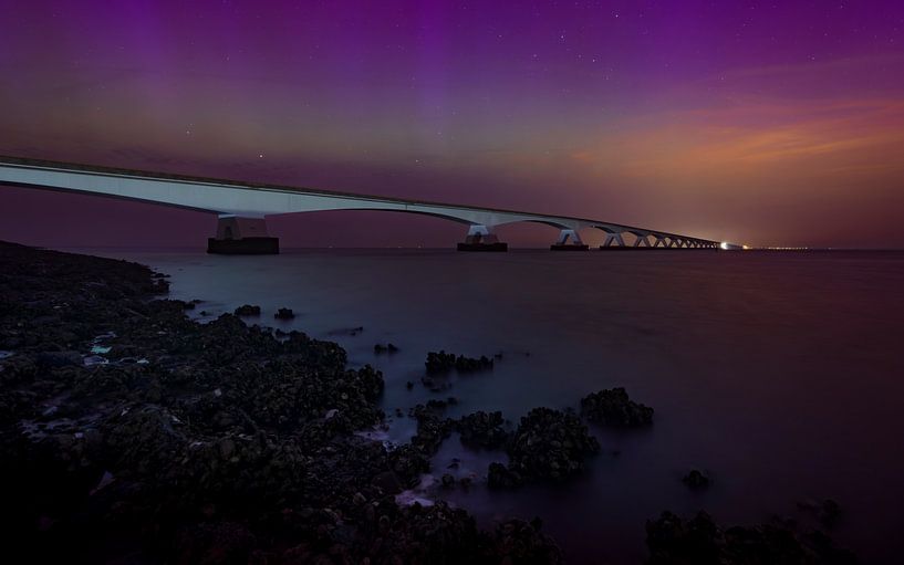 Zeelandbrug mit Nordlichtern von einem niedrigen Aussichtspunkt aus von Lennart Verheuvel