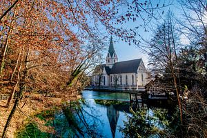 Ansicht vom Blautopf auf die Klosterkirche Blaubeuren