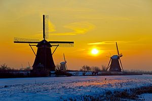 Zonsopkomst Kinderdijk in de winter van Anton de Zeeuw