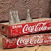 Vintage Cola-Kisten mit Coca-Cola-Flaschen. von Janny Beimers