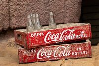 Caisses de cola vintage avec bouteilles de coca cola.