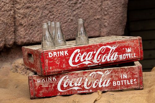 Caisses de cola vintage avec bouteilles de coca cola.