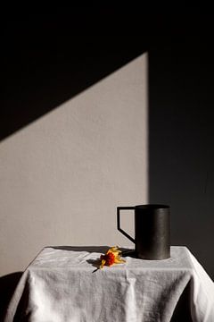 Nature morte claire et sombre avec une jonquille fanée sur Lilian Bisschop