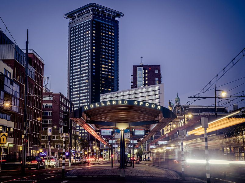 Die Straßenbahn Hollands Spoor hält abends in Den Haag. von Claudio Duarte