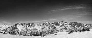 Besneeuwde Tiroler Alpen in Oostenrijk tijdens een prachtige winterdag