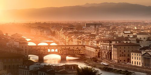 Florence met de brug Ponte Vecchio in de zonsondergang.
