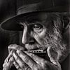 portrait d'un musicien avec un harmonica sur Hans Vos Fotografie