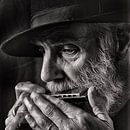 portret van een muzikant met mondharmonica van Hans Vos Fotografie thumbnail