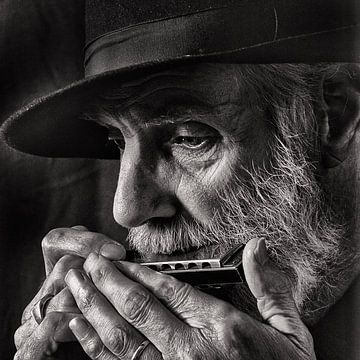 portret van een muzikant met mondharmonica van Hans Vos Fotografie