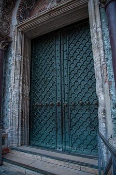 Tür der Basilika San Marco in Venedig, Italien mit bronzenen Löwenköpfen