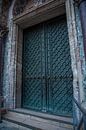 Tür der Basilika San Marco in Venedig, Italien mit bronzenen Löwenköpfen von Joost Adriaanse Miniaturansicht