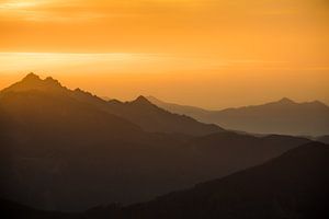 Sonnenuntergang in den Bergen von Emile Kaihatu