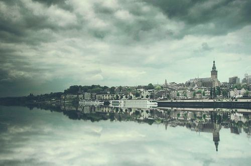 Serene Aanblik van Nijmegen aan de Waal: Charmante Stadsfoto vanuit de Trein