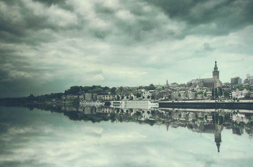 Gelassener Blick auf Nijmegen an der Waal: Charmantes Stadtfoto aus dem Zug von Elianne van Turennout