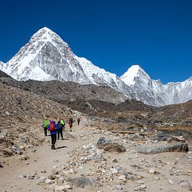 Onderweg naar  Gorak Shep - Base camp Mount Everest van Ton Tolboom