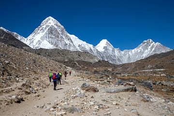 Onderweg naar  Gorak Shep - Base camp Mount Everest van Ton Tolboom