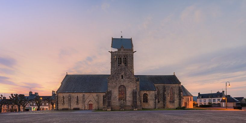 Panorama van de Gotische kerk van Sainte-Mère-Église in Normandië van Henk Meijer Photography
