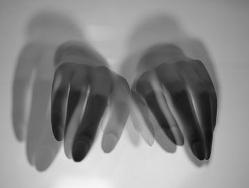 Mains surréalistes en noir et blanc sur Claudia Luijten