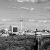 Berlin centre-ville noir et blanc - Skyline avec tour de télévision et porte de Brandebourg sur Frank Herrmann