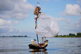 Fubby ist auf Abenteuer auf dem Segelboot Bark.
