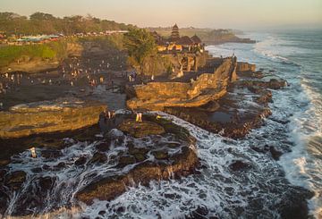 Sunset at the Tanah Lot temple on Bali (Indonesia). by Claudio Duarte