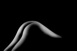 Artistiek Naakt van de vorm van een Vrouw in Low Key Bodyscape van Art By Dominic