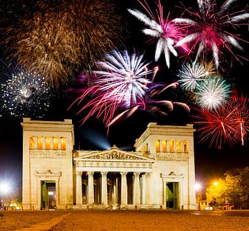 Propyläen op de Königsplatz in München bij nacht met vuurwerk