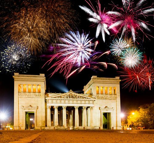 Propyläen sur la Königsplatz à Munich la nuit avec des feux d'artifice
