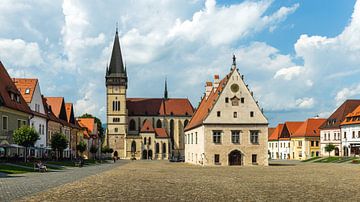 Het oude centrum van het Slowaakse stadje Bardejov op een mooie zomerse dag. van OCEANVOLTA