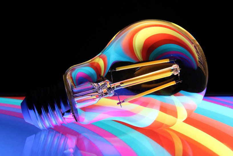 Bunte Spiegelungen in einer Lampe 1 von Jaap Tanis