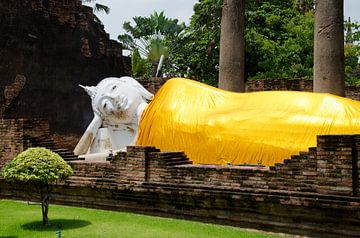 Liggende boeddha gekleed in een goudkleurig gewaad sur Maurice Verschuur