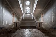 Enorme escalier en béton. par Roman Robroek - Photos de bâtiments abandonnés Aperçu