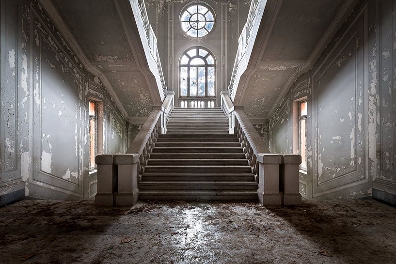 Enorme escalier en béton. par Roman Robroek - Photos de bâtiments abandonnés