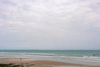 Promenade sur la plage au bord de la mer | Côte atlantique Bretagne | France photographie de voyage