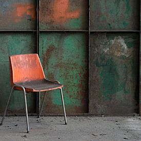 oranje stoel by Roel Boom