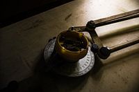Verlaten meetapparaat op een verloren plek - een overblijfsel uit het verleden
