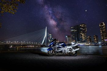 Suzuki Hayabusa an der Erasmusbrücke in Rotterdam.