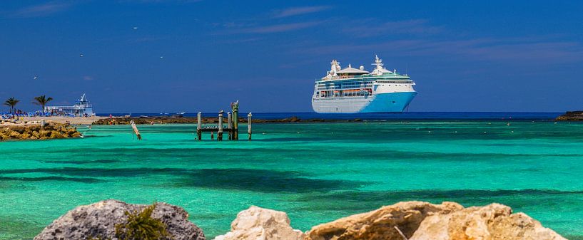 Ein großes Kreuzfahrtschiff wird neben der tropischen Insel angedient von Yevgen Belich