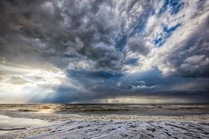 zon breekt door de wolken van eric van der eijk