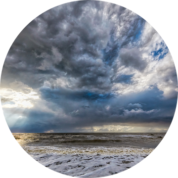 zon breekt door de wolken