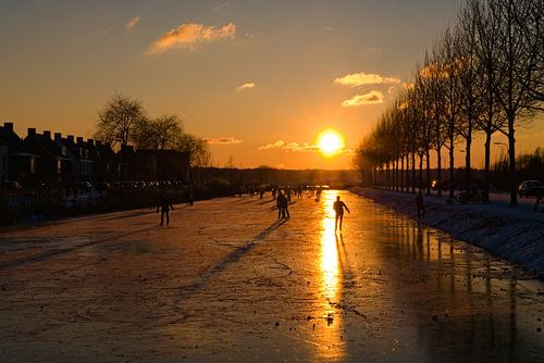 Skating mense in Wageningen during sunset on the Nijlantsingel