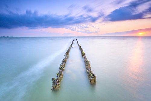Golfbreker in het IJsselmeer bij zonsondergang, Hindeloopen, Friesland van Jenco van Zalk