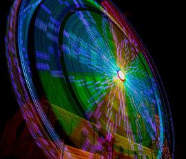 Reuzenrad van de kermis, in de avond by Pauline Aalfs