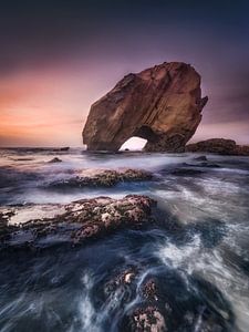 Portugal mit Felsen am Meer und Strand bei Santa Cruz.