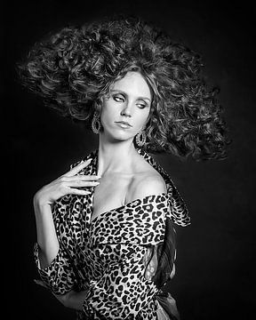 Big hair and leppard print van GØNNIE photography and styling